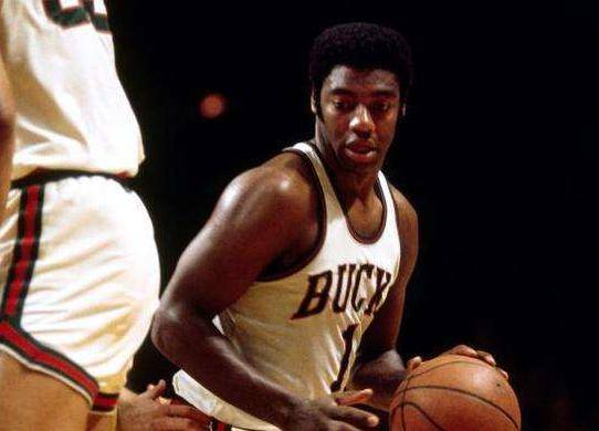 并获得角球 并获得角球