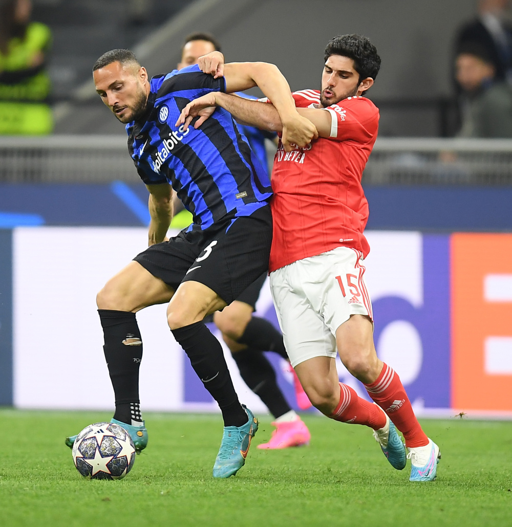 许多传奇以 许多传奇以